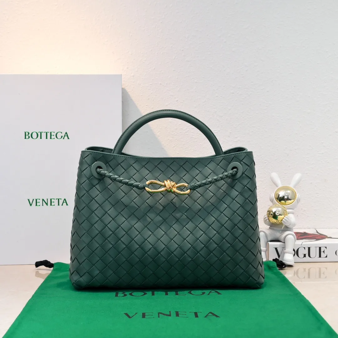 The 2023 new Andiamo batch of 2260 BV has been shipped‼ ️Really popular🔥The new Andiamo woven handbag launched by Bottega Veneta this season is really popular all over the world! ! Celebrities at home and abroad have worn it, and Oscar-winning actress Michelle Yeoh has taken it out on the street. Song Jia, Trai Yara, Yu Feihong, Sanji Ayaka, Rosie Hunting-Whiteley, Yoshioka Riho, etc. have all picked up this bag. It is classic and versatile, showing off its temperament, and the bag capacity is also large, which is very convenient for daily commuting! ! A variety of carrying methods, the shoulder straps can be adjusted by yourself, the original lambskin feels soft and delicate, and the unisex style breaks gender boundaries and brings a more practical and longer-lasting use experience. Andiamo, which has both elegant and casual styles, perfectly interprets the true appearance of "fashionable old money style". Style number: 8463 Size: 32*24*12